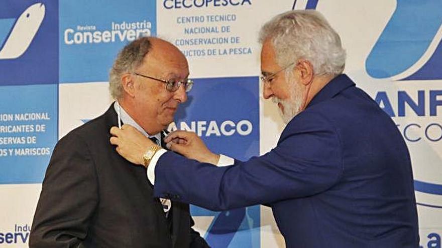 González Laxe recibe la medalla de plata de Anfaco.