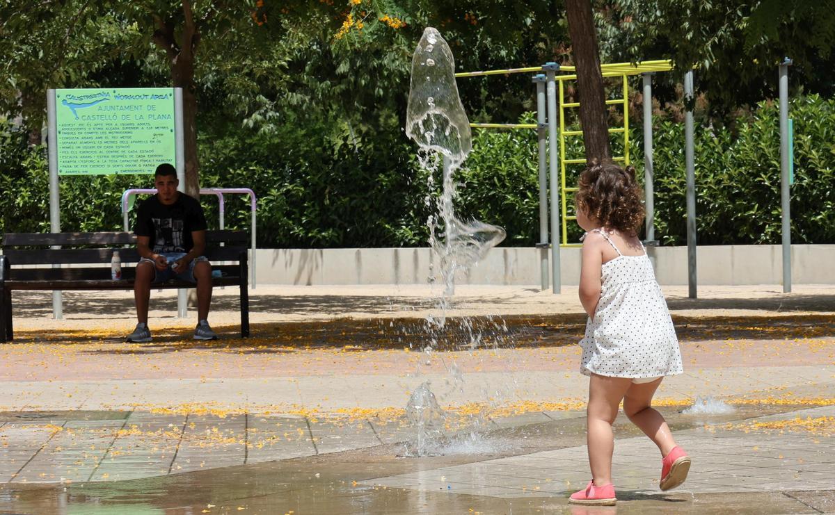 Una niña se refresca en el Grau.