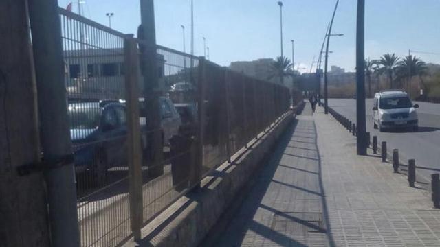 Comienza la retirada de las vallas de la avenida de Santa Eulària.