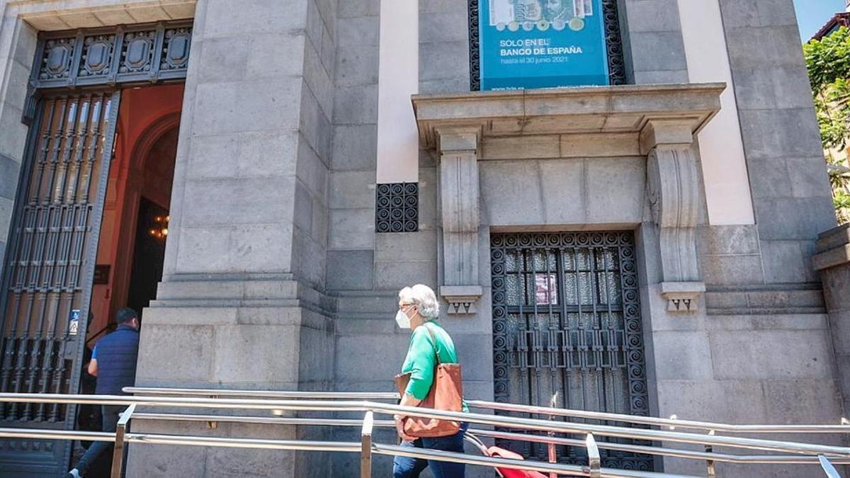 Una mujer se dispone a entrar en la sede del Banco de España en Santa Cruz de Tenerife.