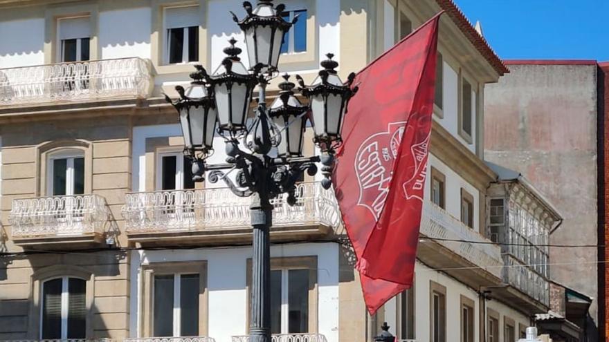 Gran bandera del Estradense colocada ayer en la plaza de A Farola. | S.P.