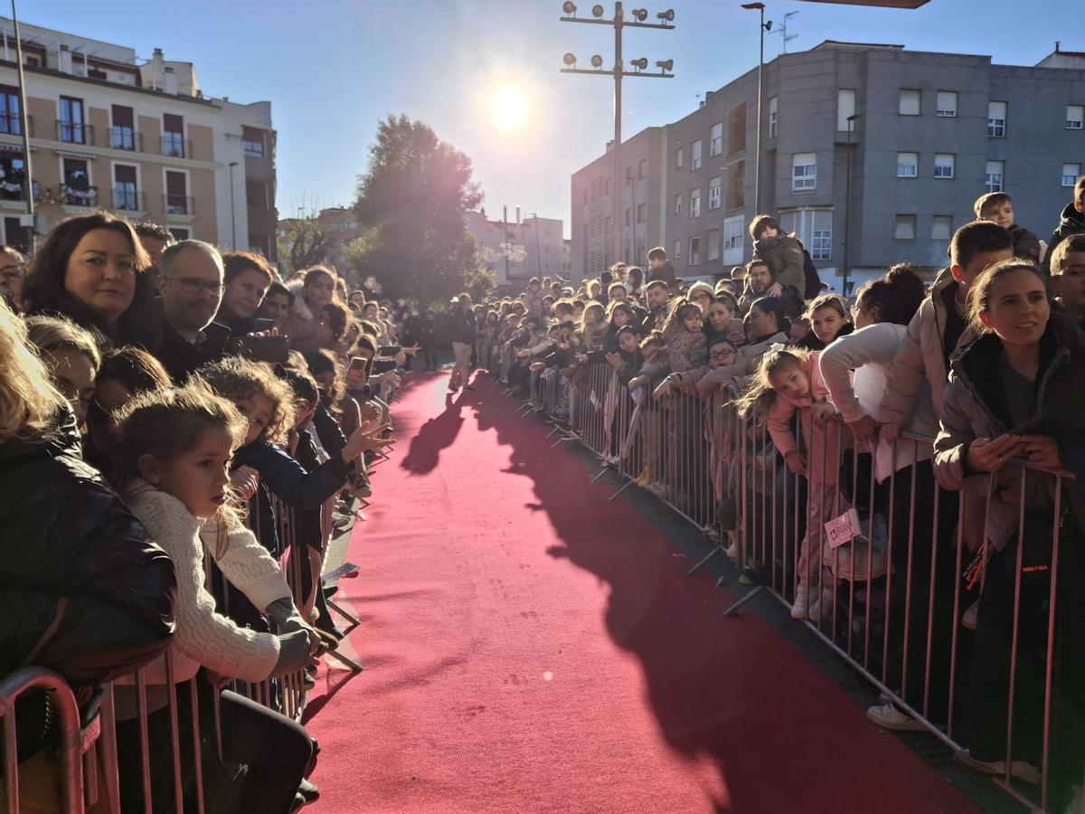 El público de Badajoz espera a los Reyes en la estación de Renfe.