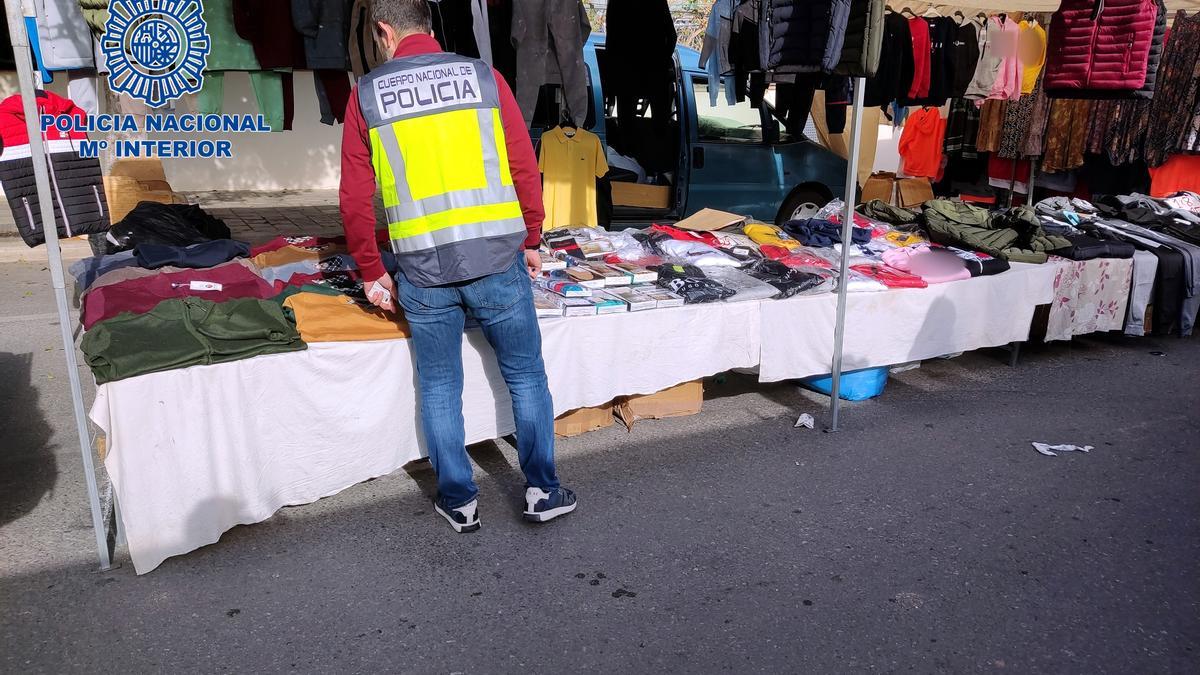 La Policía en uno de los puestos inspeccionados.