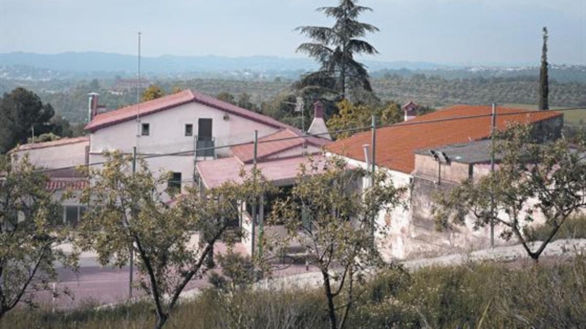 Exterior del centro de menores de Can Rubió, en Esparreguera.