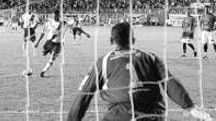 El futbolista brasileño Romario logra su gol mil con el Vasco da Gama desde el punto de penalti