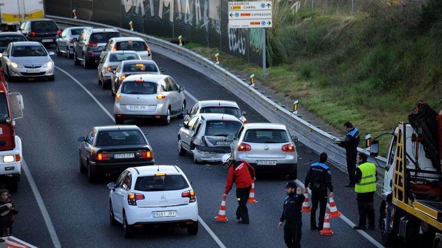 Hasta el lugar del siniestro se desplazaron Bomberos, Protección Civil, Policía Local y 061. // Iñaki Abella