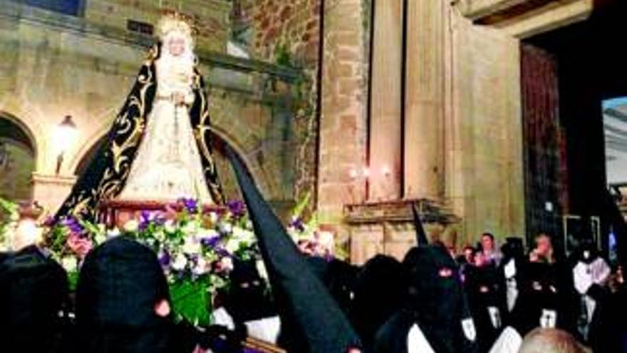 La cofradía del Santo Sepulcro salió en Plasencia con lleno en la calle