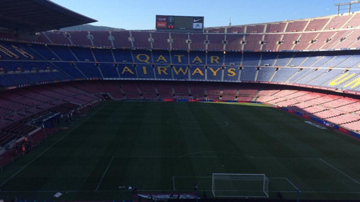 El Camp Nou estrenó césped ante el Málaga