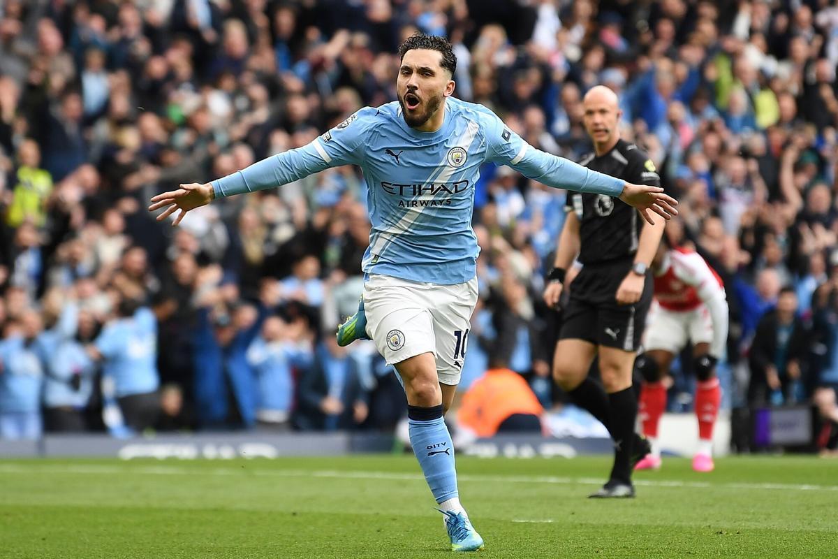 MANCHESTER (United Kingdom), 19/04/2026.- Manchester City's Rayan Cherki celebrates scoring the 1-0 goal during the English Premier League match Manchester City against Arsenal FC, in Manchester, Britain, 19 April 2026. (Reino Unido) EFE/EPA/PETER POWELL EDITORIAL USE ONLY. No use with unauthorized audio, video, data, fixture lists, club/league logos, 'live' services or NFTs. Online in-match use limited to 120 images, no video emulation. No use in betting, games or single club/league/player publications. EDITORIAL USE ONLY. No use with unauthorized audio, video, data, fixture lists, club/league logos, 'live' services or NFTs. Online in-match use limited to 120 images, no video emulation. No use in betting, games or single club/league/player publications