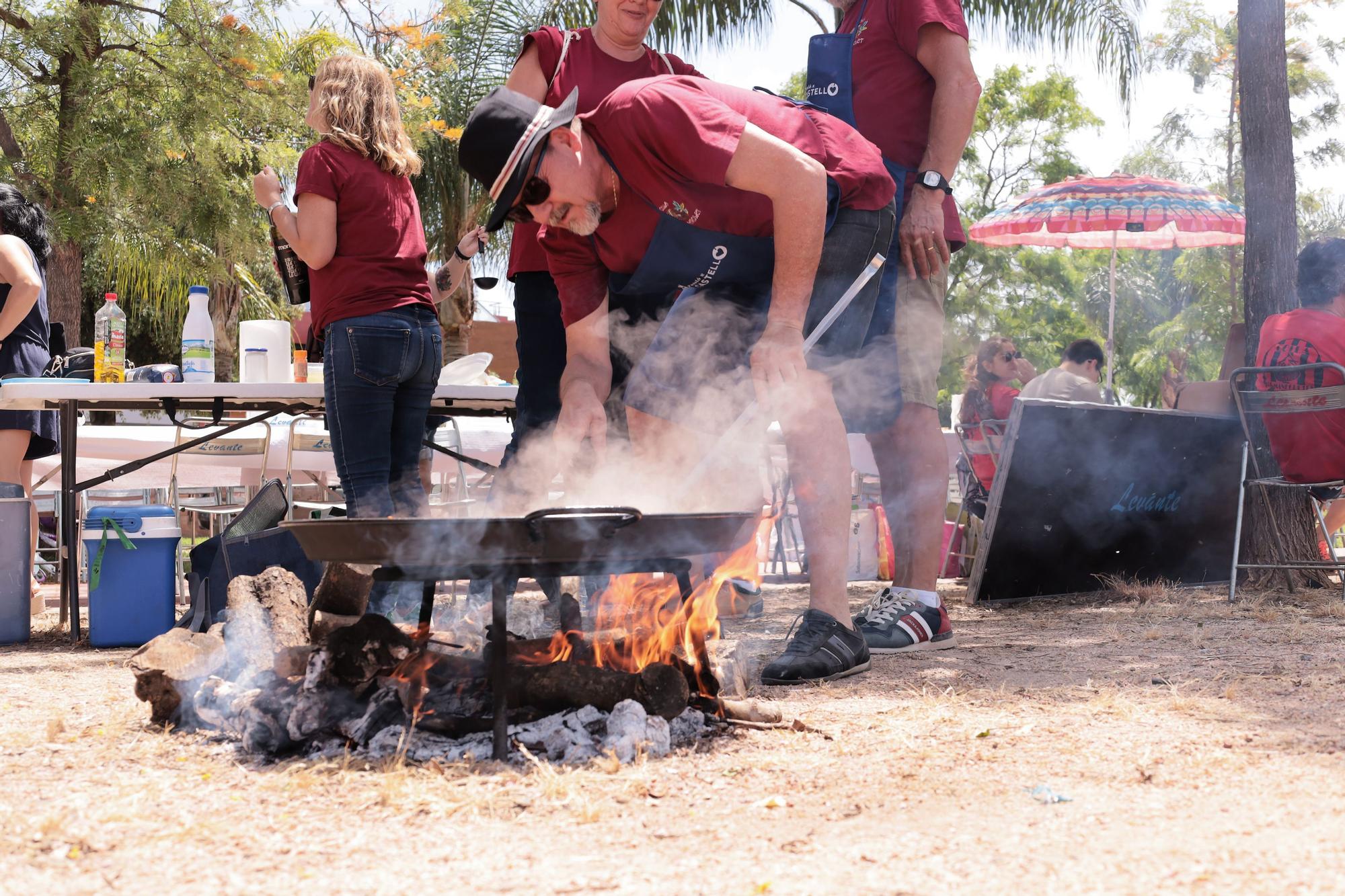 Mil trescientos castellonenses disfrutan del sol y las paellas en el Segon Molí