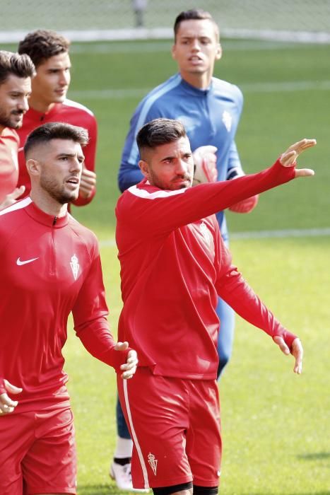 Entrenamiento del Sporting en El Molinón a puerta cerrada antes del derbi