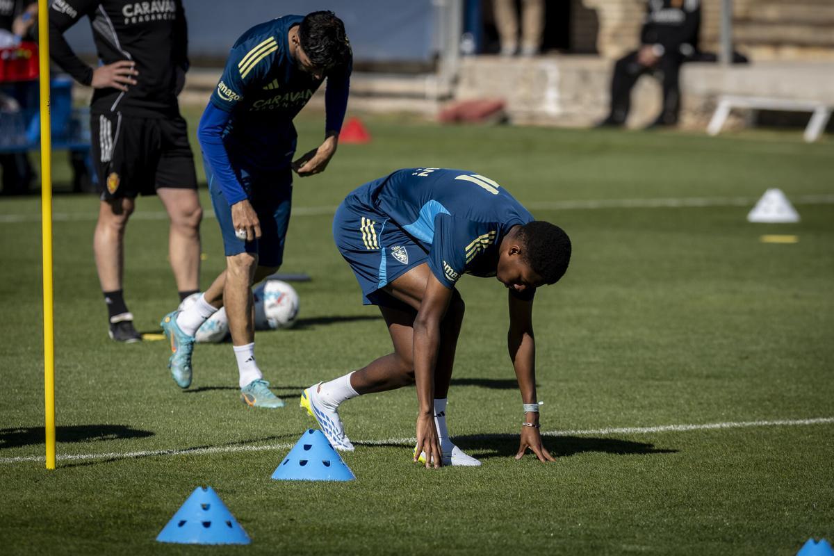 Gomes, agachado durante un ejercicio en el entrenamiento de este miércoles.