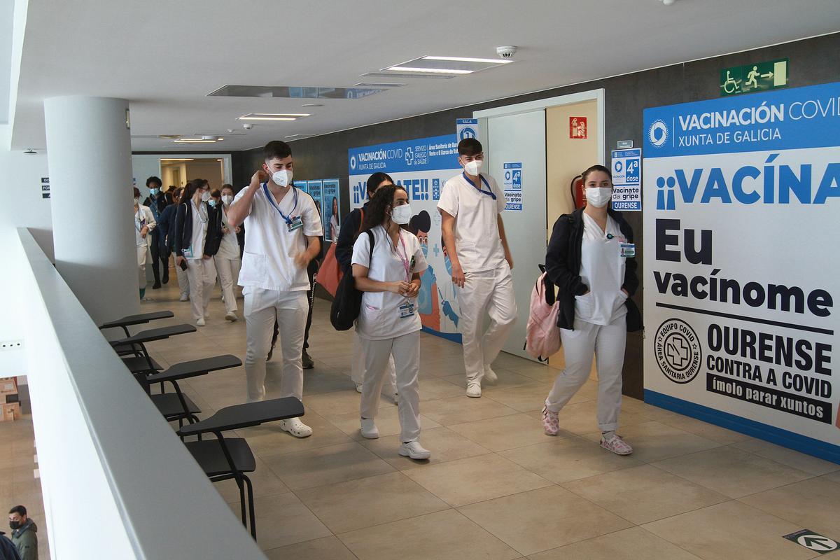 Profesionales sanitarios en el CHUO.