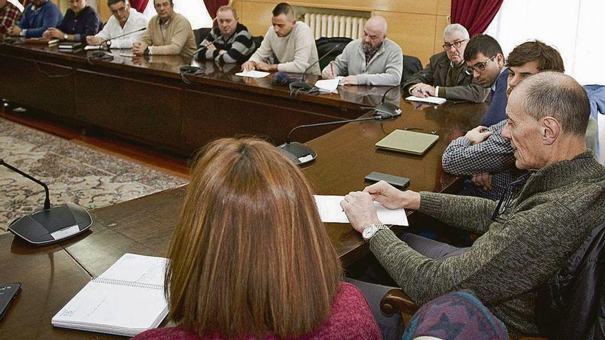 Representantes políticos y sindicalistas, ayer, en la reunión.