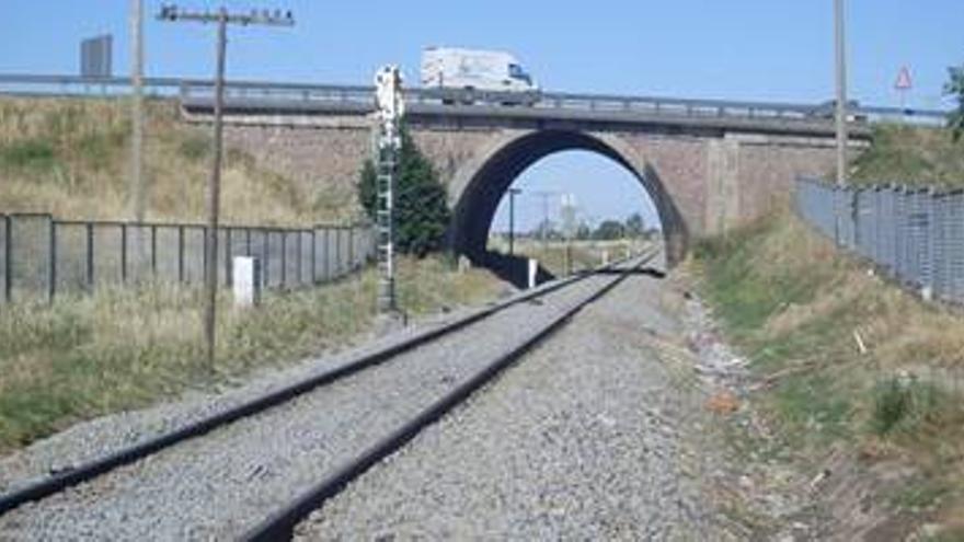 Un tren se ve obligado a detenerse debido a unos menores sentados en la vía