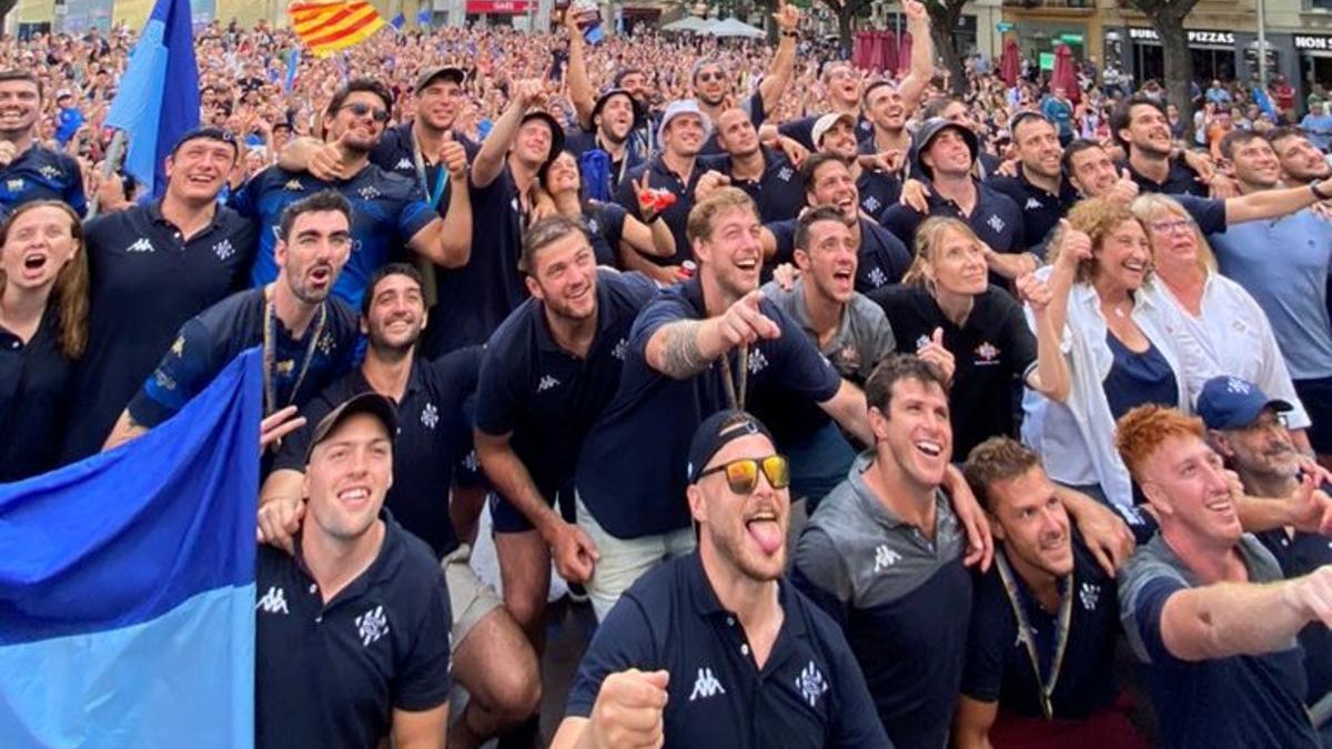 La Santboiana celebró el título con los aficionados en el Ayuntamiento de la ciudad