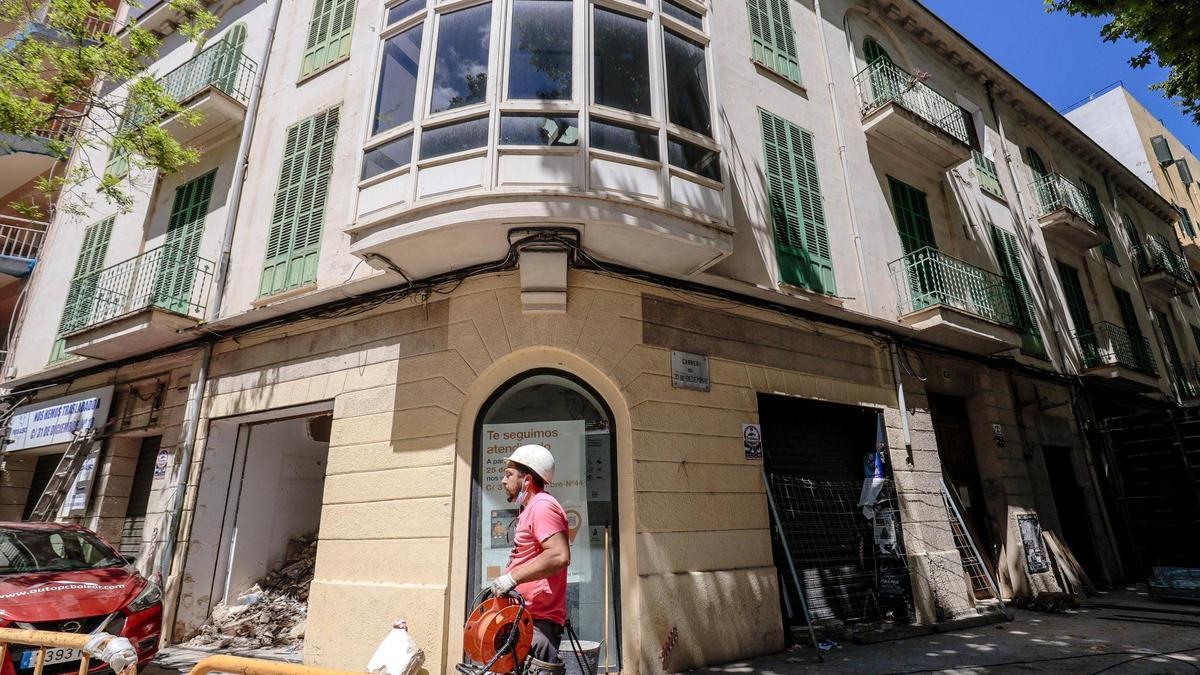 Obras en el edificio de la calle 31 de Desembre.