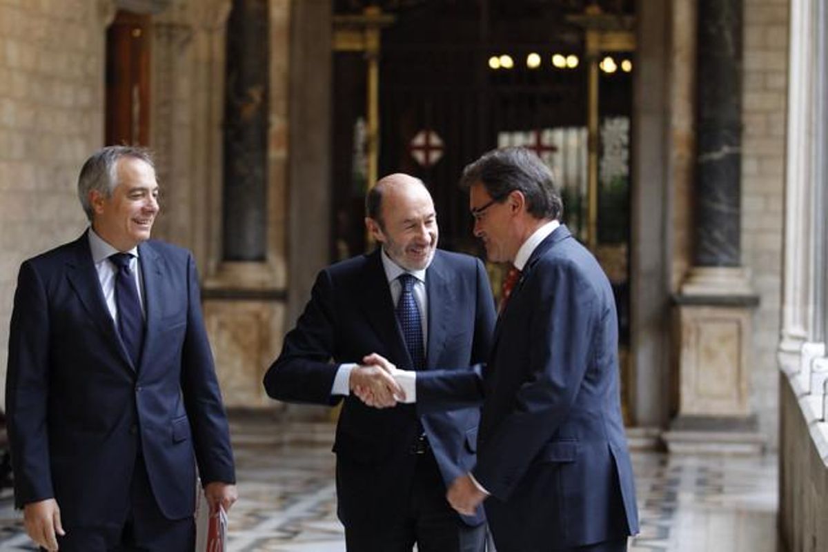 Rubalcaba saluda Mas davant de Pere Navarro, avui al Palau.