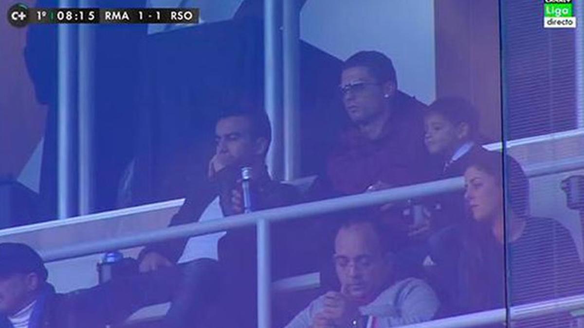 Cristiano Ronaldo y su hijo, en un palco del Bernabéu