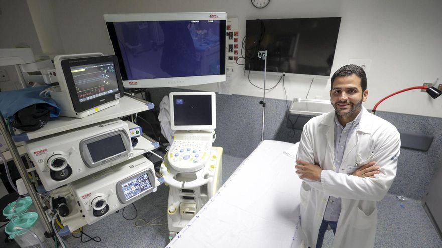 El doctor Miguel Ariza Prota,  en la sala de neumología  intervencionista  del HUCA.