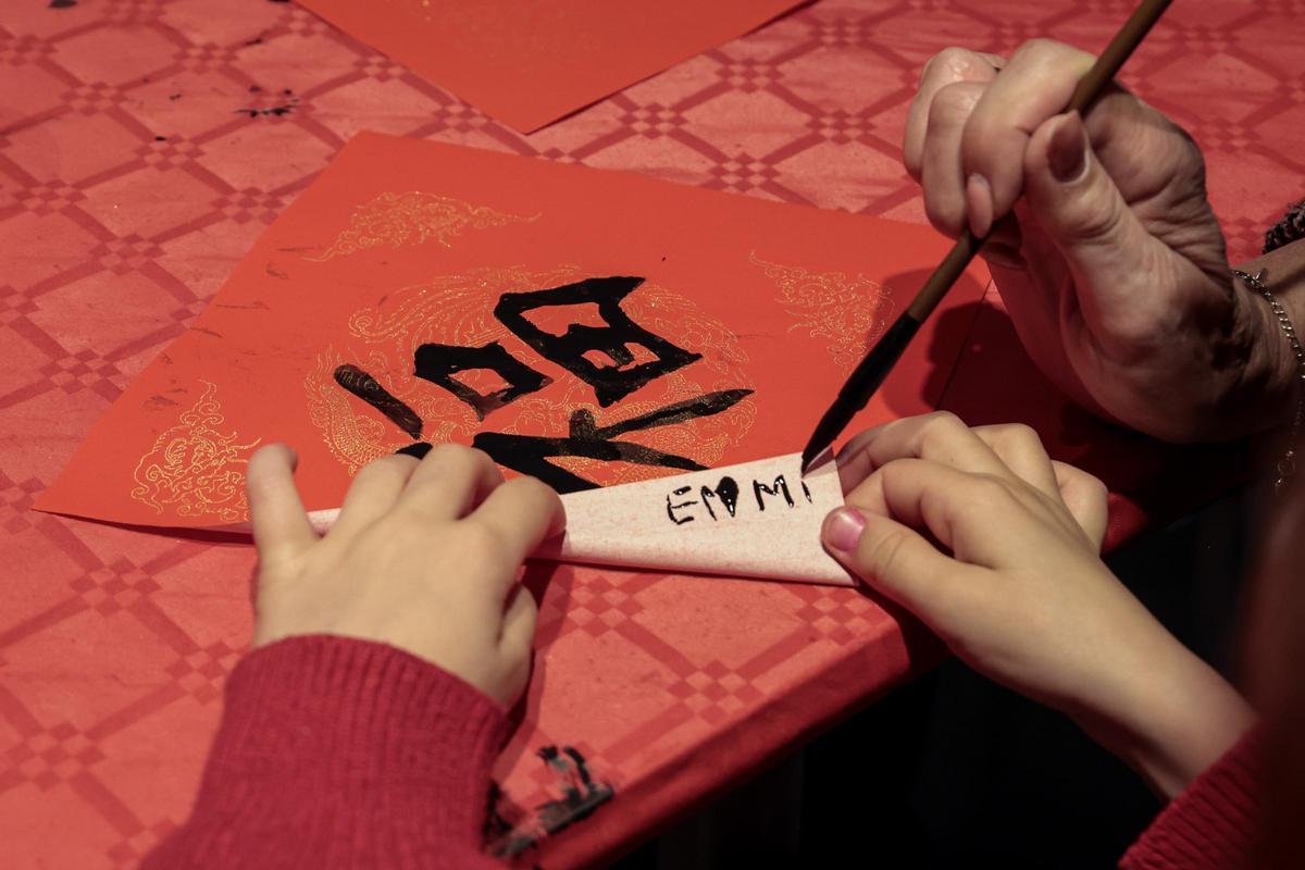 Un momento del taller de caligrafía.