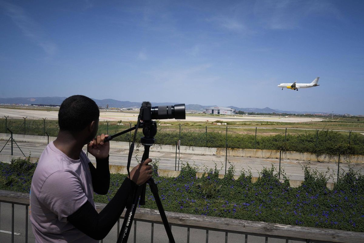 Un spotter (observador de aviones) en el mirador que hay junto a una de las pistas del aeropuerto de Barcelona-El Prat. Un spotter (observador de aviones) en el mirador que hay junto a una de las pistas del aeropuerto de Barcelona-El Prat.
