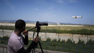 Un spotter (observador de aviones) en el mirador que hay junto a una de las pistas del aeropuerto de Barcelona-El Prat.