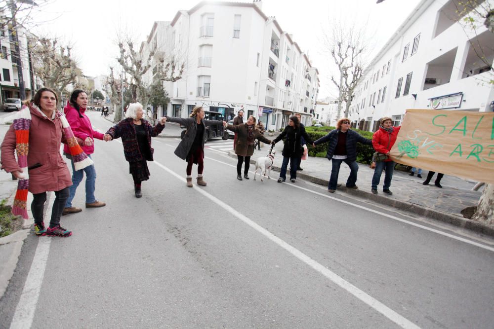 Cadaqués ajorna la tala dels plataners