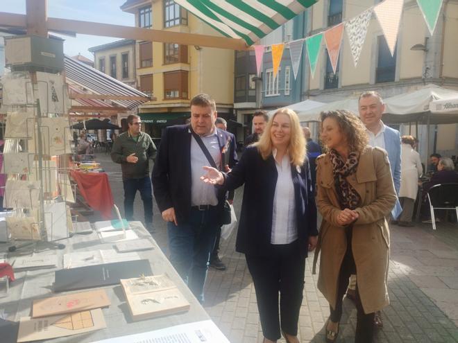 La presentación del libro artístico de la Escuela Rural de La Mata, de Grado, en imágenes