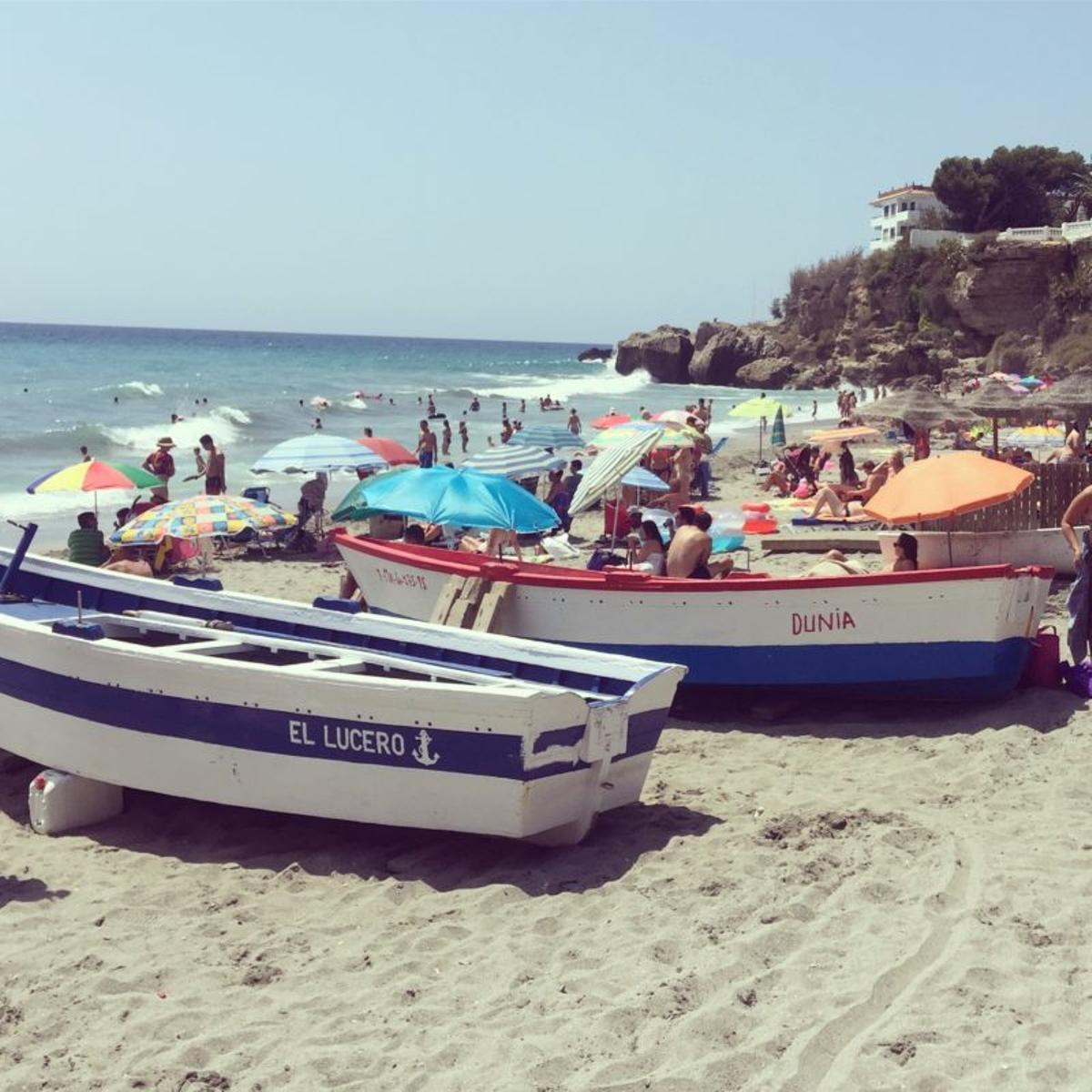 Playa de El Salón, en Nerja, una de las calas más auténticas y singulares de Málaga