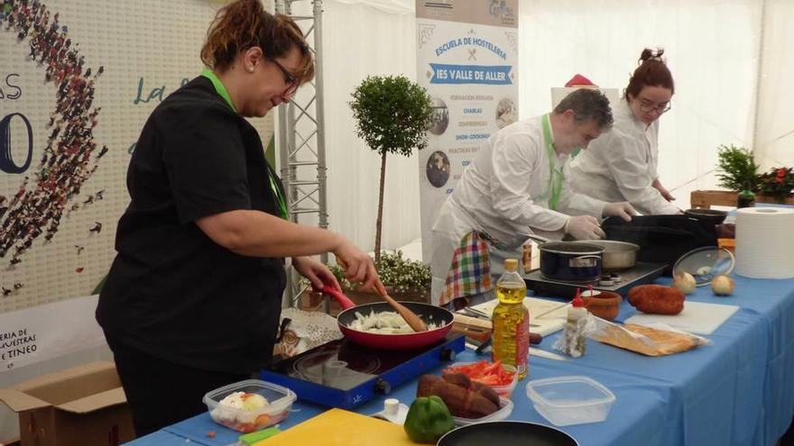 Por la izquierda, Vanesa Castañón, Javier Casado y Rosa María Cortina en pleno cocinado.