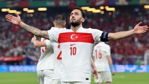 Hakan Calhanoglu celebra su gol ante República Checa