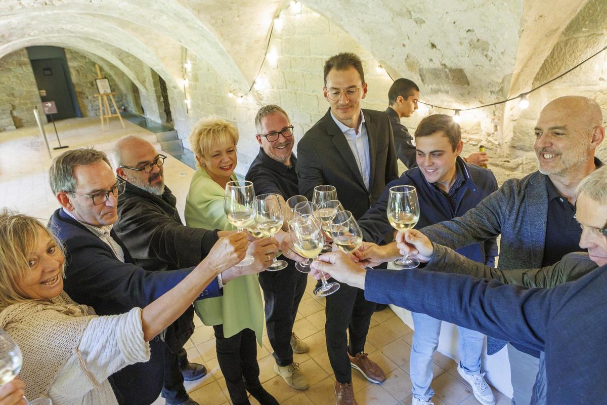 Brindis en la presentació de la programació amb vi del Celler Collbaix i galetes Trias