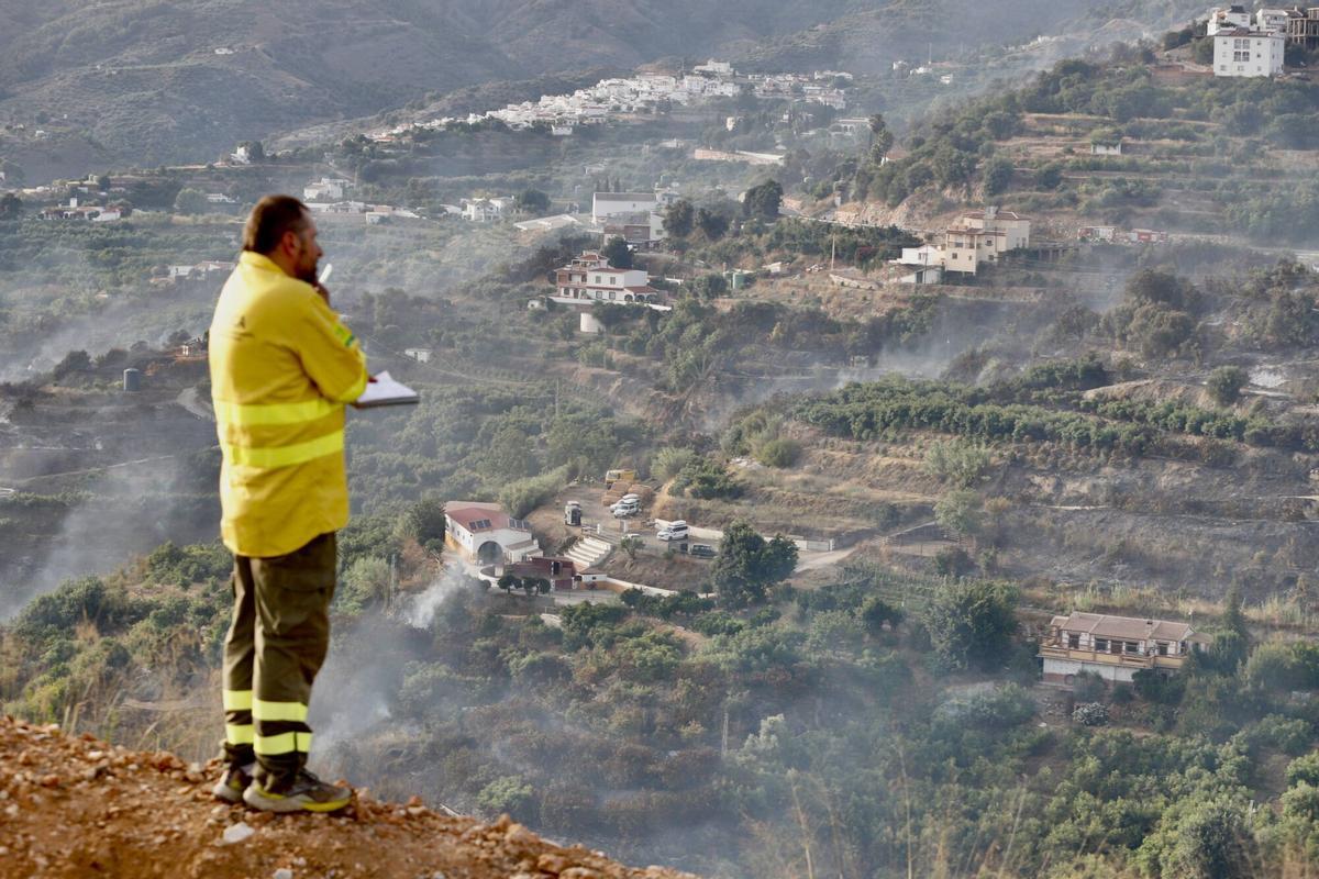 El Infoca lucha contra el incendio forestal declarado este viernes a mediodía en el término municipal de Árchez y que ha obligado a desalojar viviendas de diseminados de Árchez y Cómpeta. En este último municipio se ha instalado el puesto de mando para coordinar las labores de extinción, en la que participan una docena de medios aéreos y casi 150 bomberos forestales.
