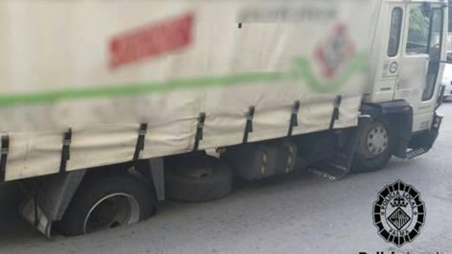Un camión se hunde en s&#039;Aigo Dolça