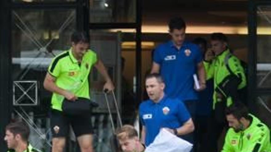 Jugadores y técnicos, ayer, en el hotel Milenio antes de iniciar el viaje a Soria y Pelegrín, Álex Fernández y Pelayo, en el último entrenamiento.