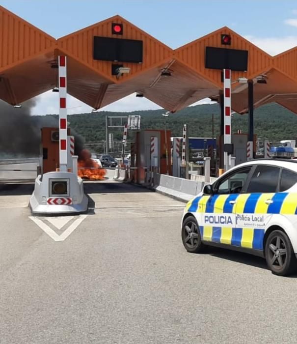 Impactant incendi d'un cotxe al peatge de l'autopista AP-7 a la Jonquera