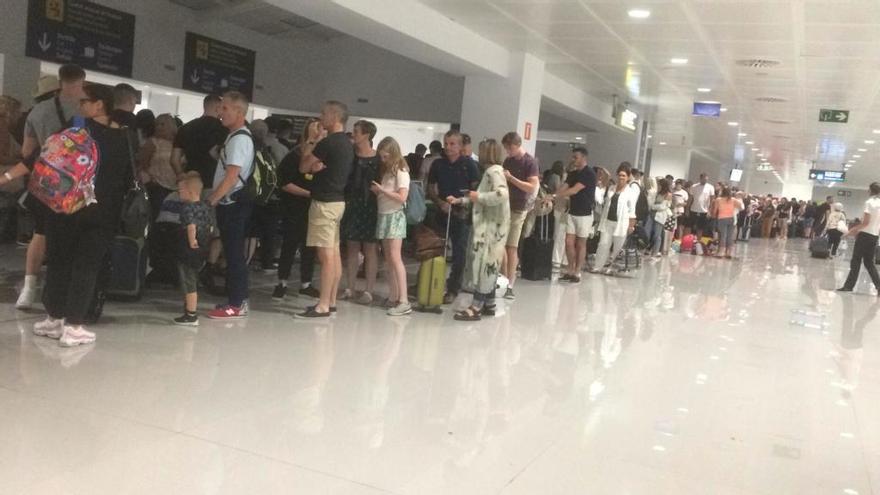 Se prevén largas colas en el aeropuerto sobre todo por el trasiego de pasajeros británicos en el control de pasaportes