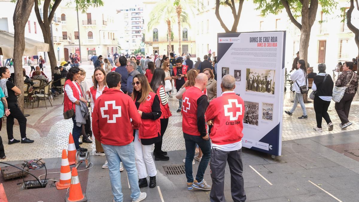 Uno de los paneles instalados en la Corredora de Elche que recorren la historia de la Cruz Roja en la ciudad.