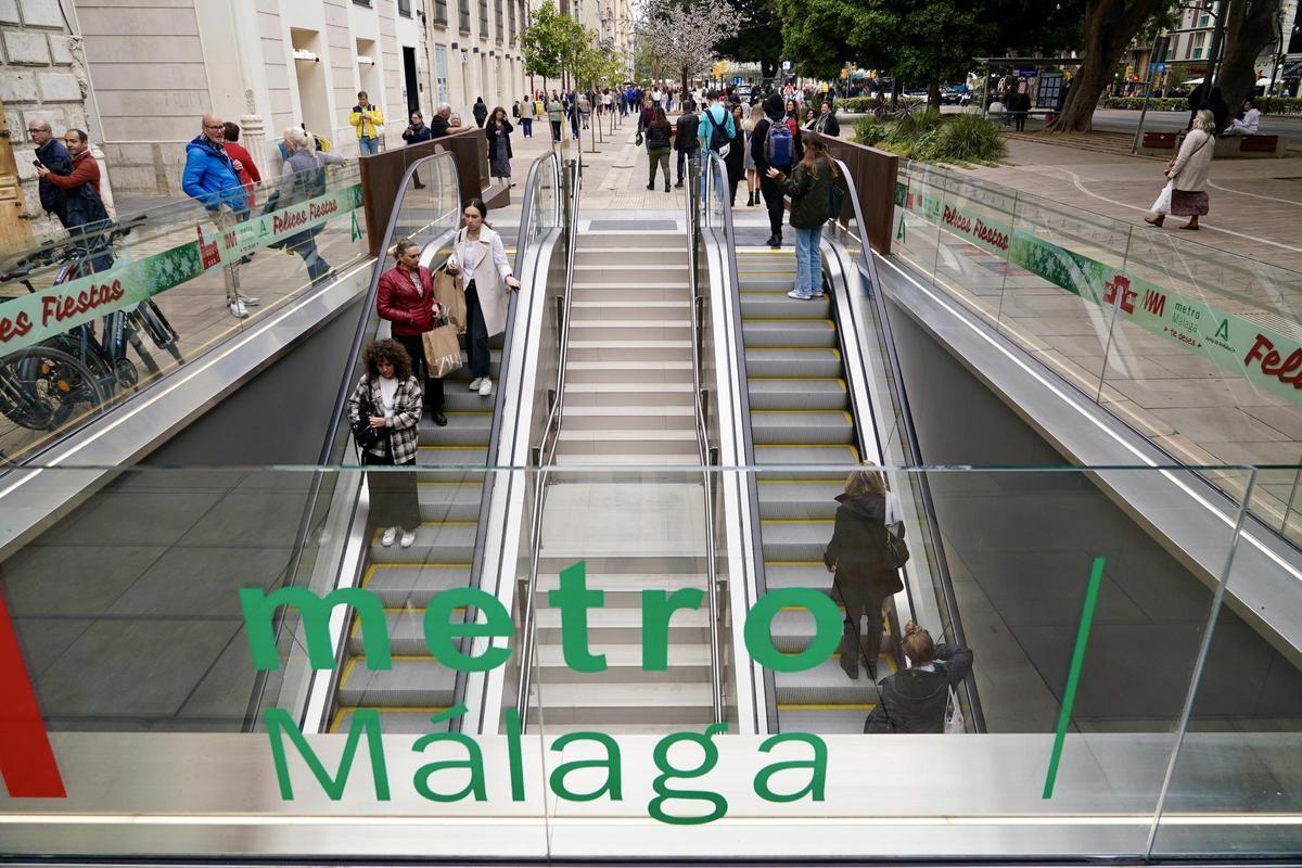 Diciembre de 2023. Usuarios del metro de Málaga.