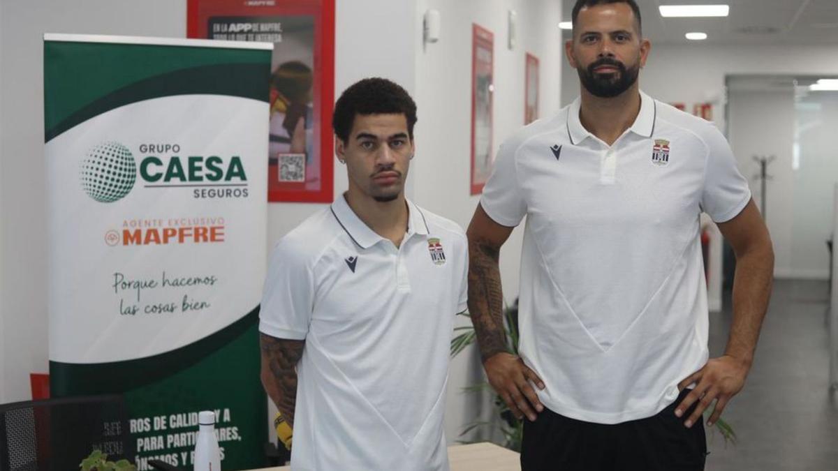 Sebatian Thomas y Vitor Faverani, en la presentación oficial. | LOYOLA PÉREZ DE VILLEGAS