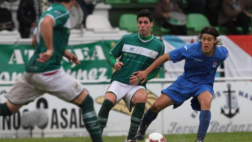 El coruxista Abenza (centro) corta un ataque ovetense en presencia de Antúnez (izquierda), en un lance del partido de ayer. // Ricardo Grobas