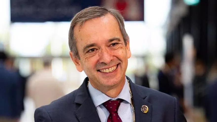 Rafael Sádaba, presidente de los cirujanos cardiovasculares europeos: «Espero que Europa relaje un poco las normas para la aprobación de nuevos dispositivos»