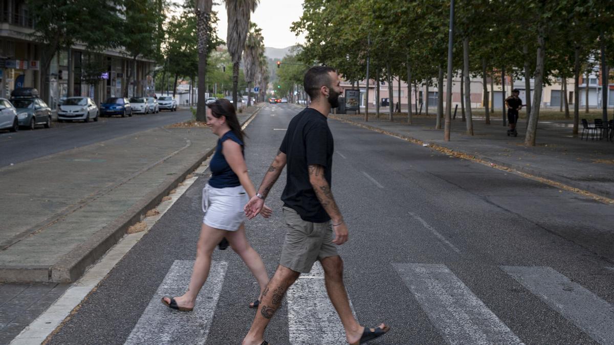 Terrasa. 02.08.2024. Sociedad. Noemí e Iván ( residentes en la vecina Sabadell que se han mudado a vivir a Terrassa ) cruzando la avenida Béjar de Terrassa. Fotografía de Jordi Cotrina