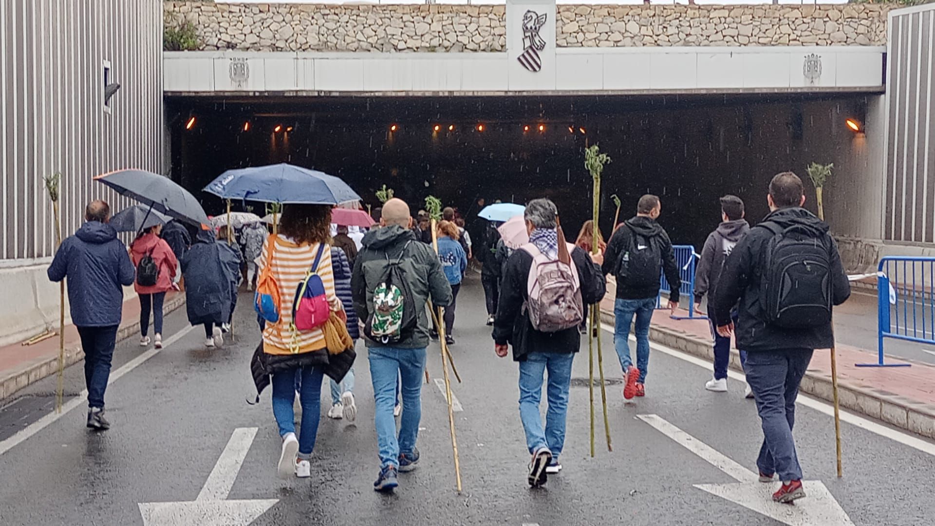 Miles de alicantinos acompañan a la Santa Faz en su peregrinación pese a la lluvia