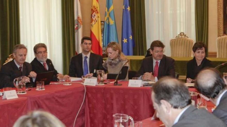 Rafael Catalá, presidiendo el consejo de Gijón al Norte, entre la Alcaldesa y la consejera de Fomento.