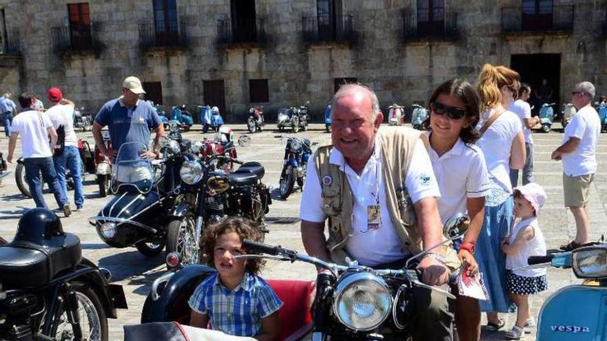 Un centenar de motos clásicas se dan cita el domingo en la plaza de Fefiñáns