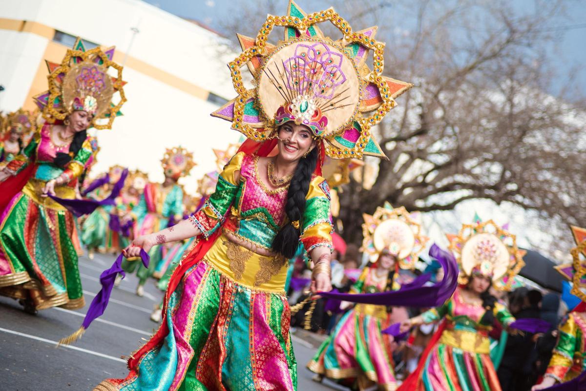 Comparsa Tan agustito en un desfile del Carnaval moralo.