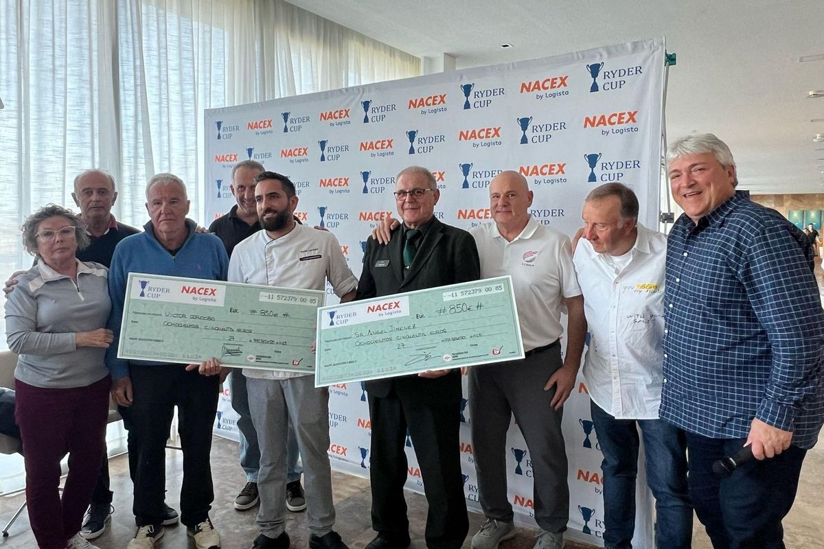 El acto más emotivo fue la entrega de una dotación económica por la ACPJG a dos afectados por la DANA