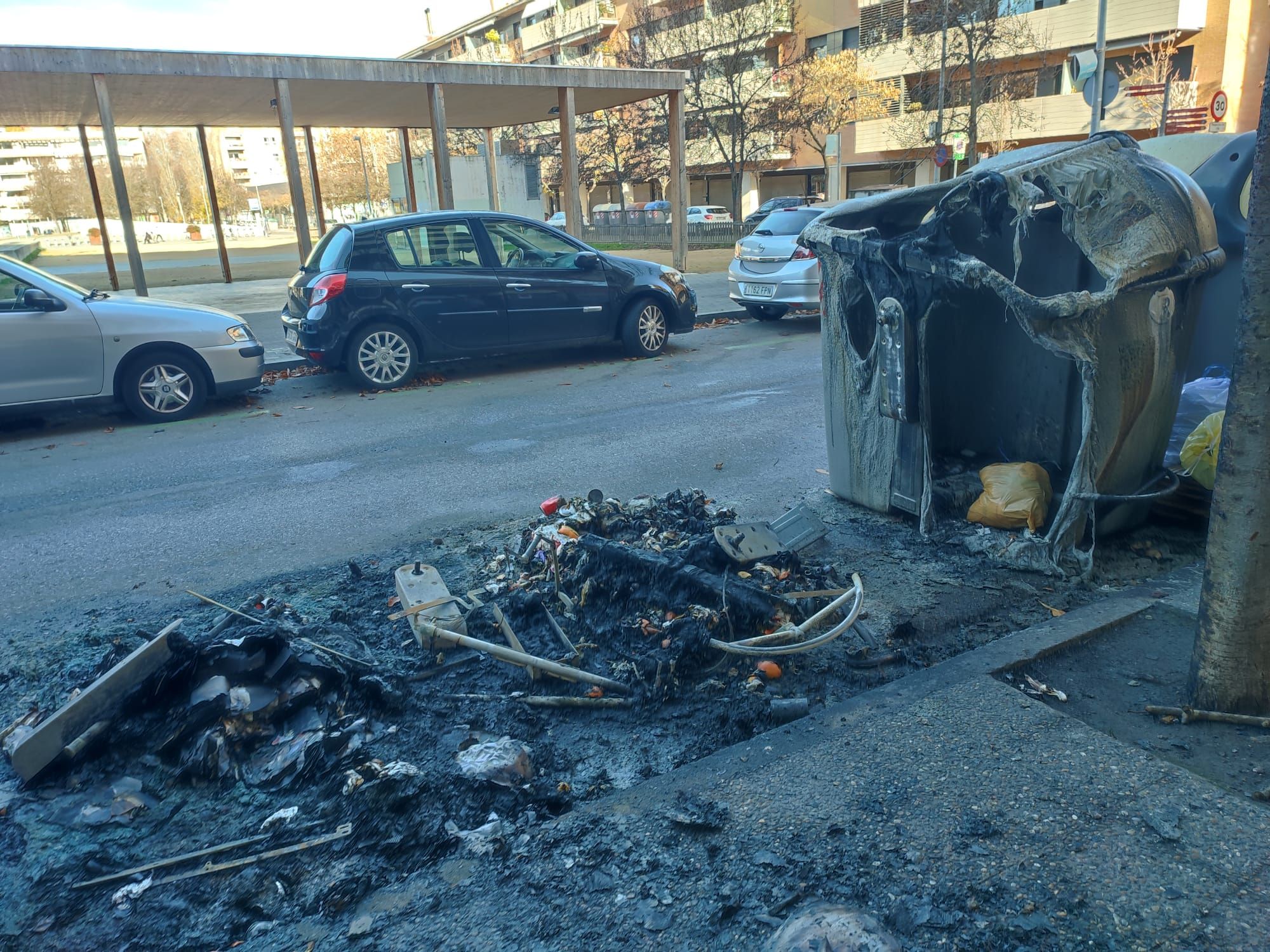 Nova matinada amb incendis de contenidors a Girona: 11 de cremats